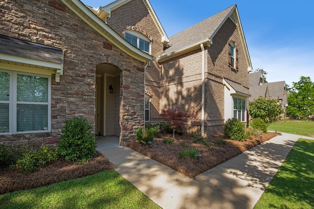 view of front of home featuring a front yard