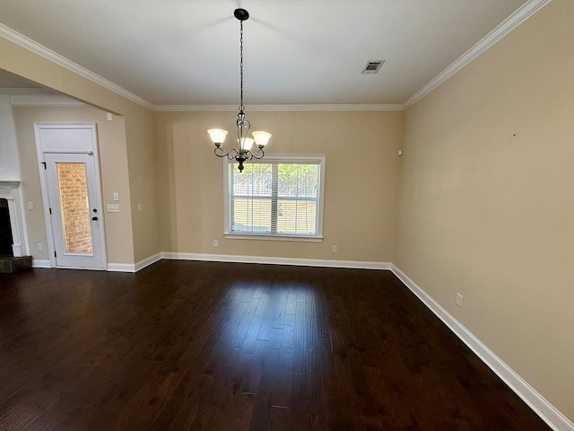 unfurnished room featuring dark wood-type flooring, ornamental molding, and a chandelier