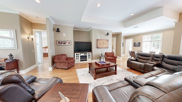 living area with light wood-style flooring, baseboards, recessed lighting, and ornamental molding
