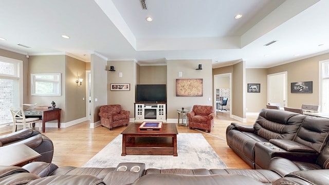 living area with baseboards, light wood-style flooring, visible vents, and recessed lighting