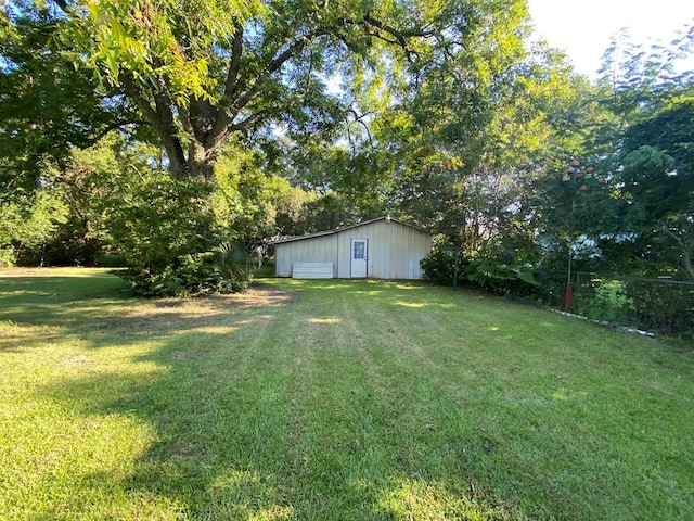 view of yard featuring an outbuilding