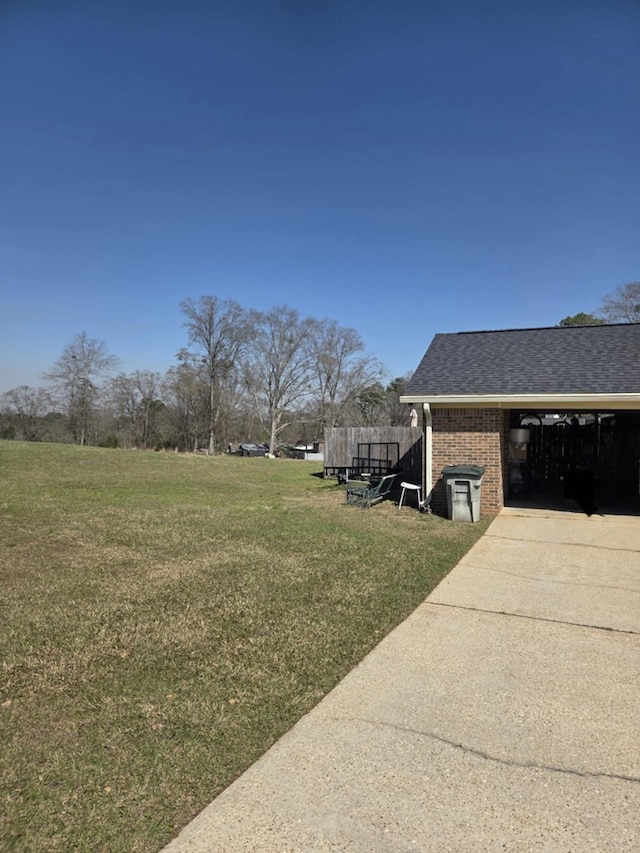 view of yard featuring driveway