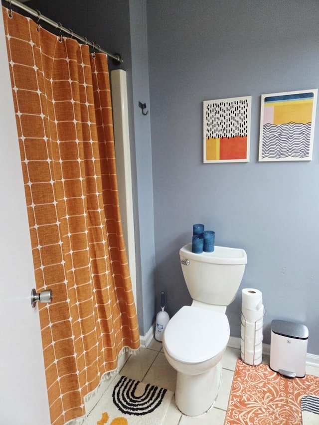 full bathroom featuring tile patterned floors, curtained shower, toilet, and baseboards