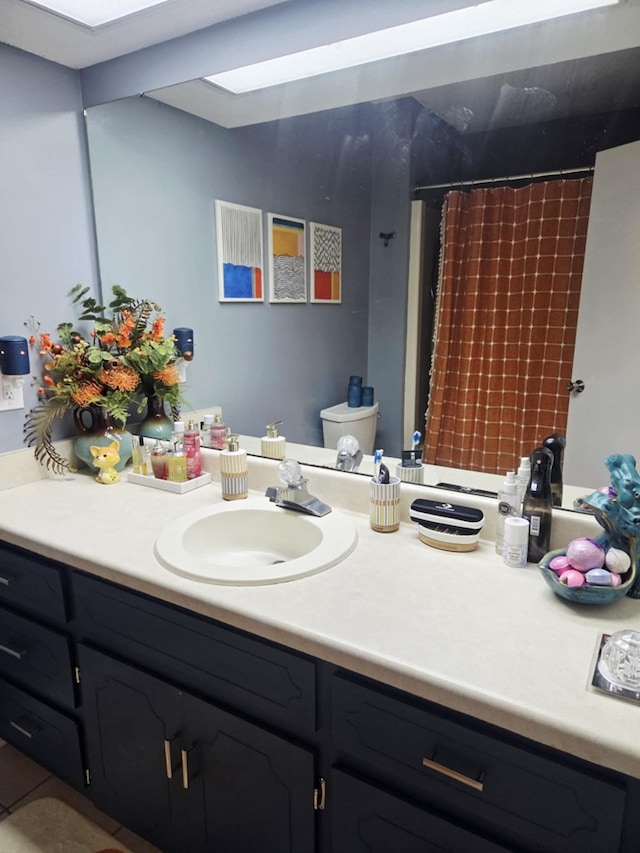 full bathroom featuring a shower with shower curtain and vanity