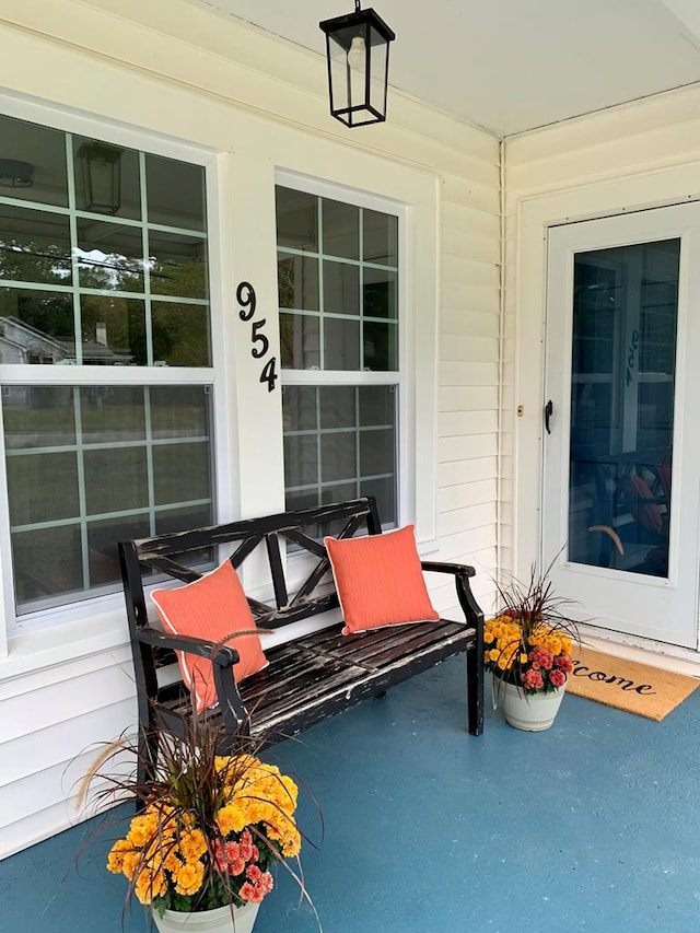 property entrance featuring a porch