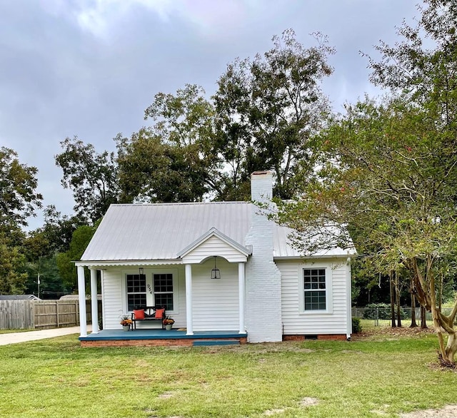 back of house featuring a porch and a lawn