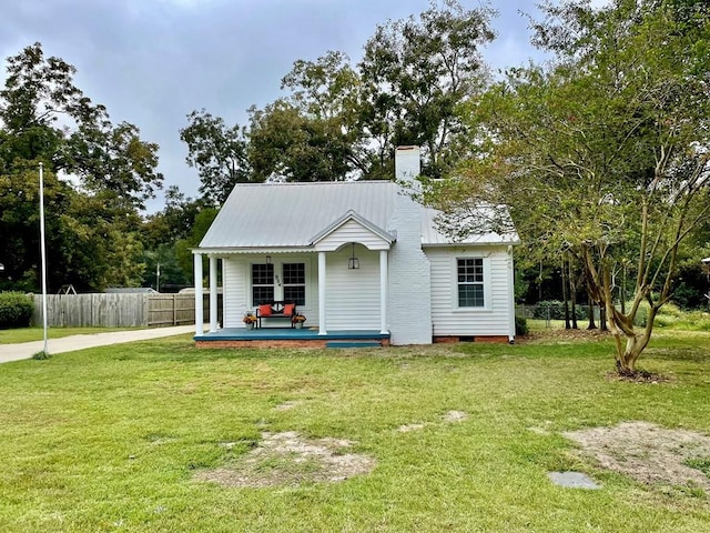 view of front of home with covered porch and a front lawn