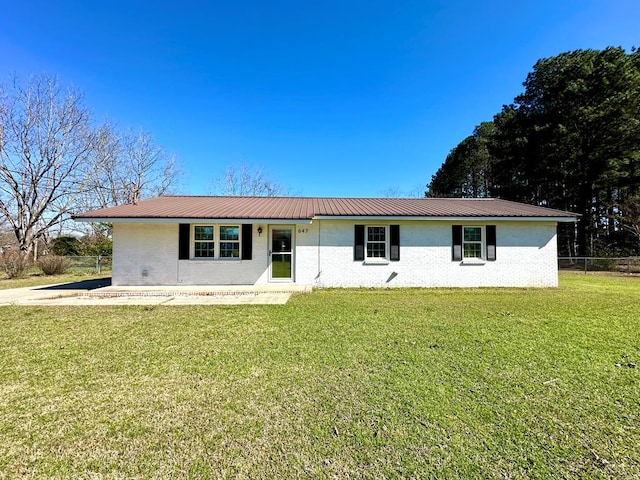 view of front of property featuring a patio and a front lawn