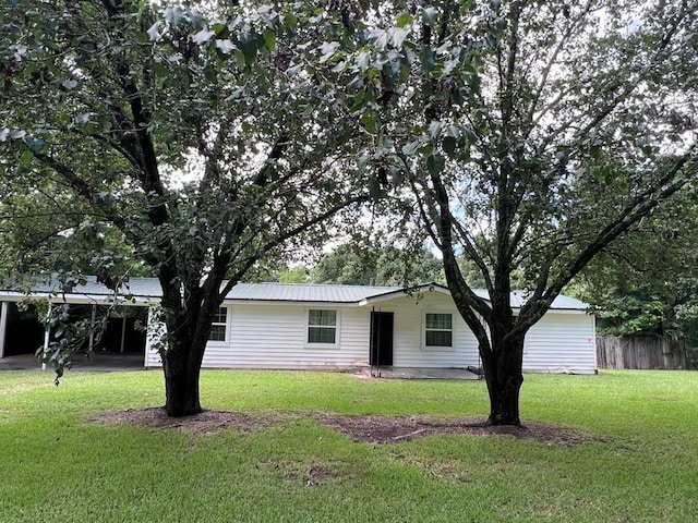 view of front of home featuring a front yard