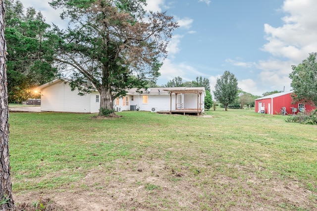 view of yard featuring an outbuilding