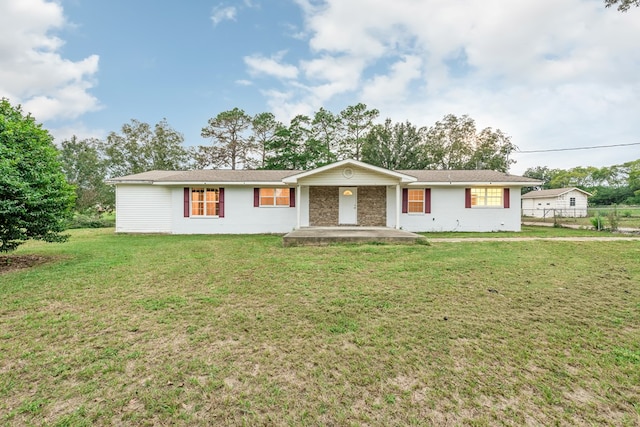 single story home with a front yard