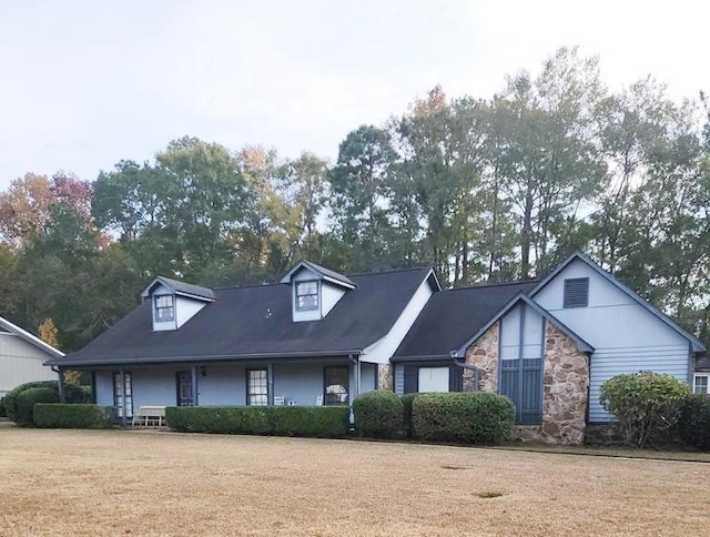 view of front facade with a front lawn