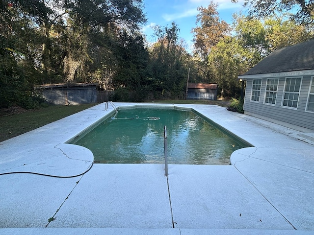 view of swimming pool