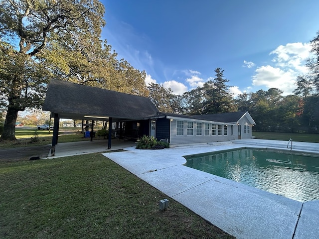 view of swimming pool with a lawn