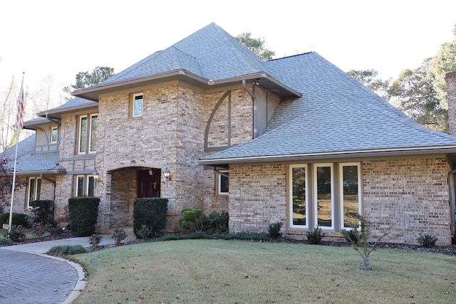 view of front facade featuring a front lawn