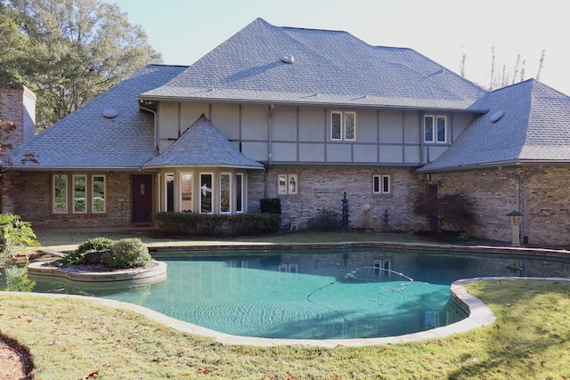 view of swimming pool