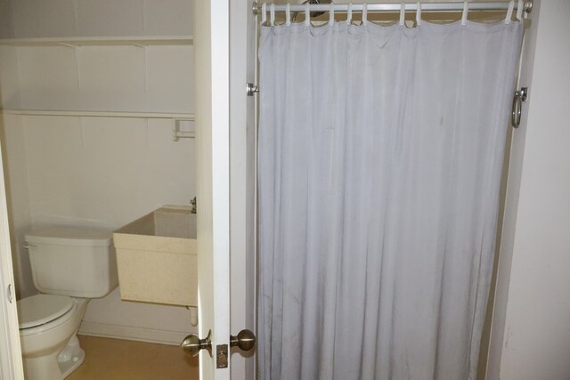 bathroom featuring toilet and sink