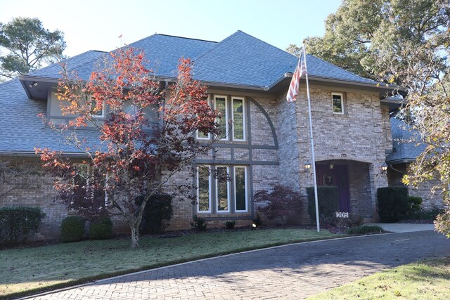 view of front of home featuring a front yard