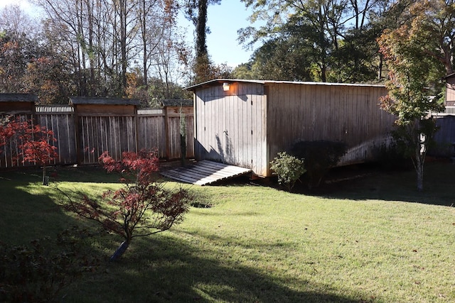 view of yard featuring a storage unit