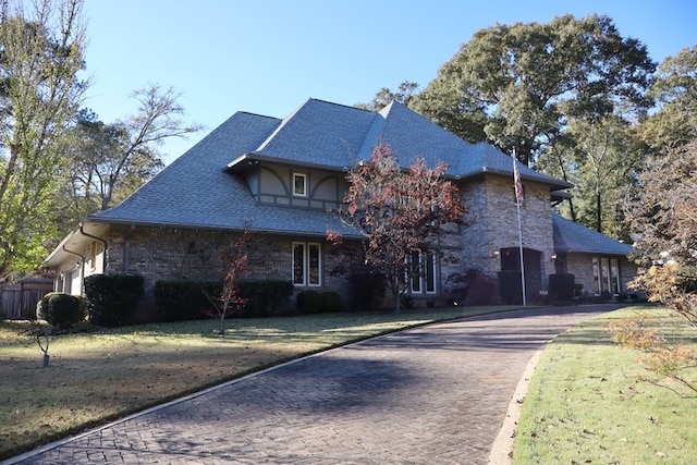 view of front facade featuring a front yard