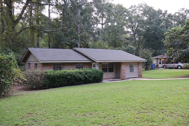 ranch-style house featuring a front lawn