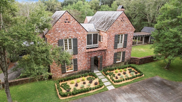 tudor home featuring a front yard