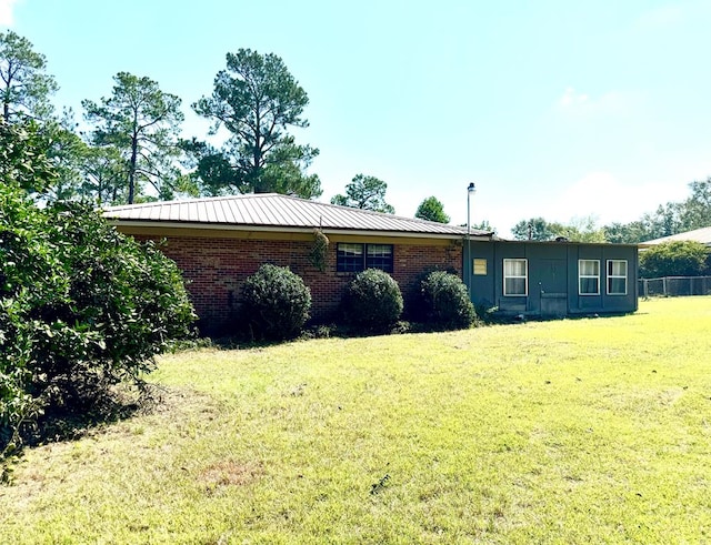 view of front of property featuring a front yard