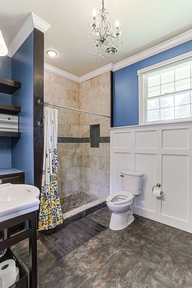 1810 Northside Dr, Dothan, AL 36303 - bathroom featuring crown molding, tiled shower, a chandelier, and toilet