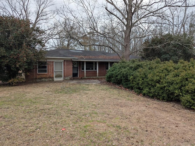 view of front of property with a front yard