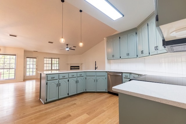 kitchen featuring visible vents, open floor plan, a peninsula, stainless steel dishwasher, and a sink