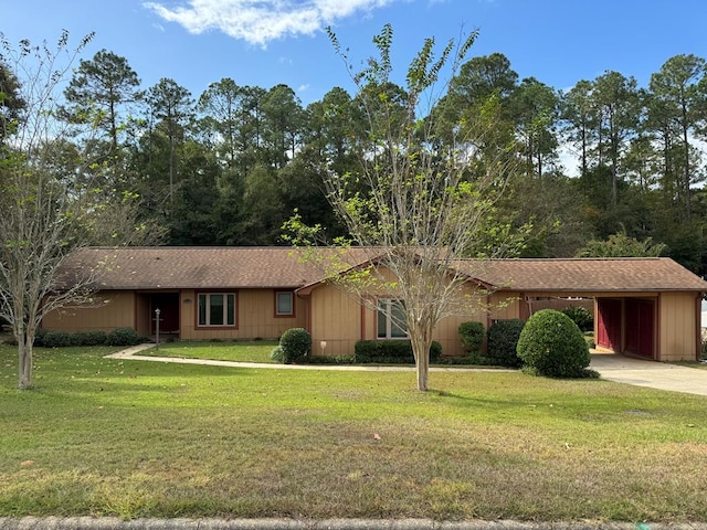 ranch-style home featuring a front lawn and a carport