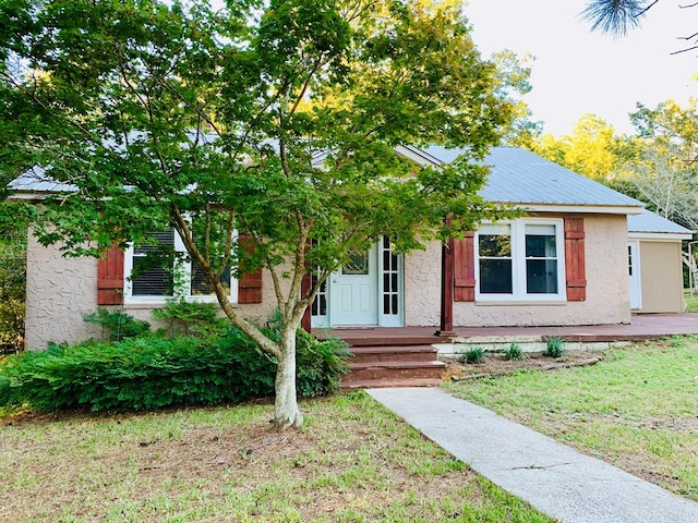 view of front of property with a front yard