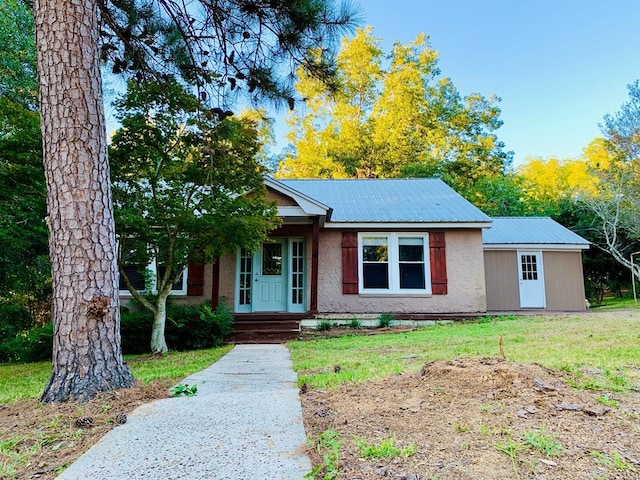 view of front of home featuring a front yard