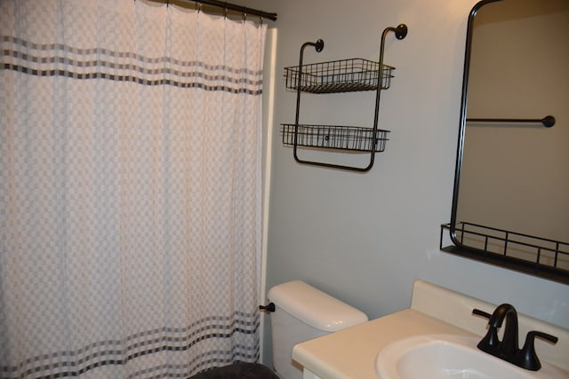 bathroom featuring a shower with curtain, vanity, and toilet