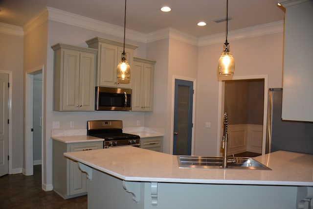kitchen featuring a sink, gray cabinets, a peninsula, stainless steel appliances, and baseboards