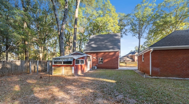 view of yard with an outbuilding