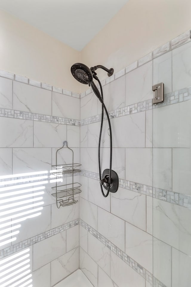 bathroom featuring a tile shower