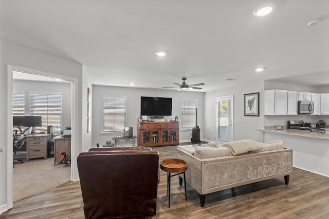 living area featuring light wood finished floors, visible vents, recessed lighting, and ceiling fan