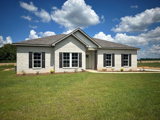 view of front of property featuring a front yard