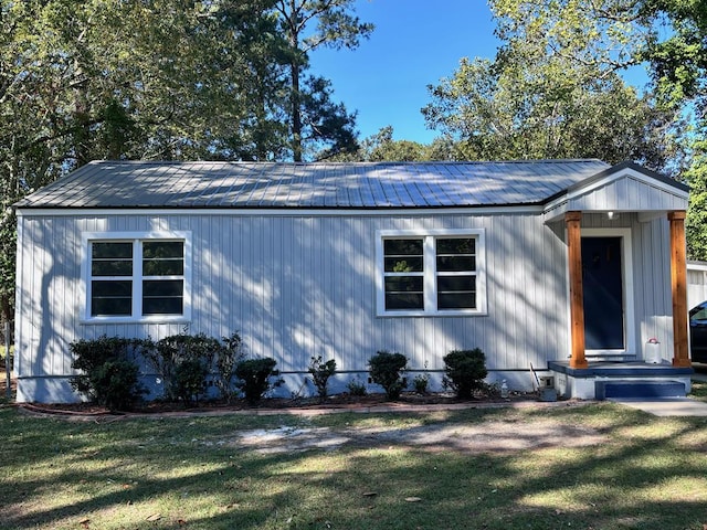 view of front of property featuring a front lawn