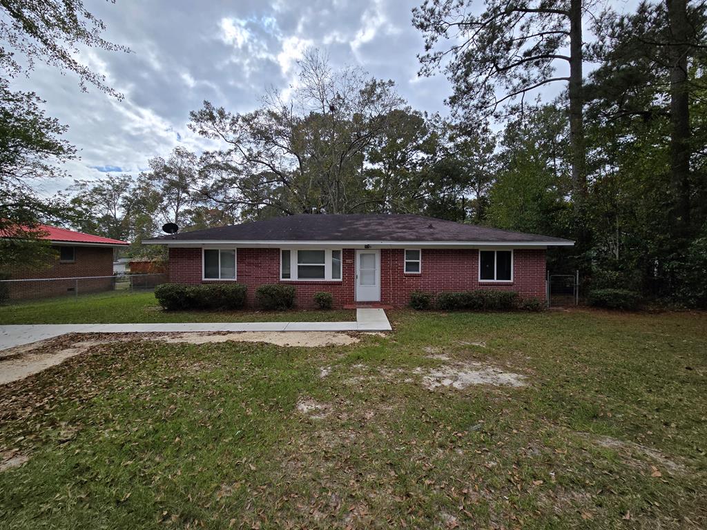 ranch-style house with a front yard