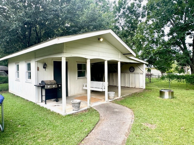 view of front facade with a front lawn