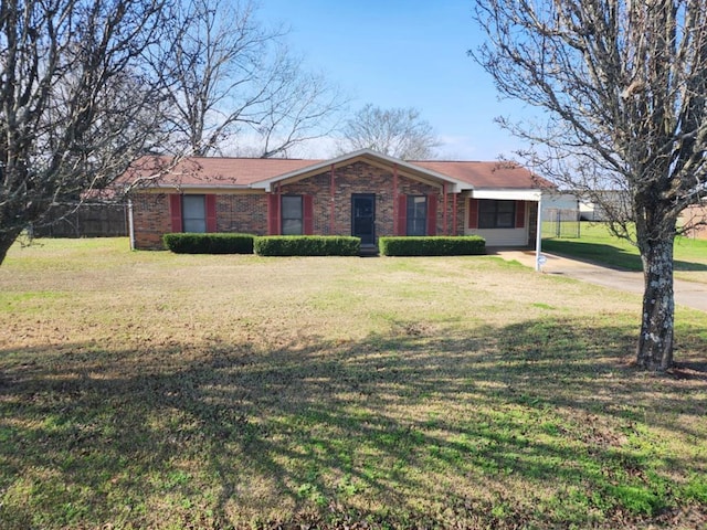 single story home featuring a front lawn