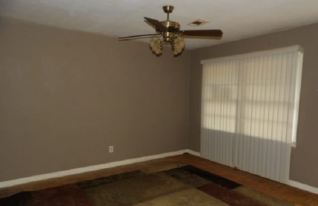 unfurnished room with ceiling fan