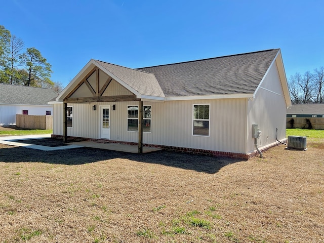 view of front of property featuring cooling unit and a front yard