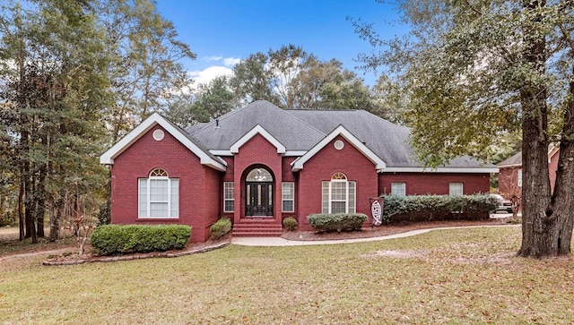 view of front of home featuring a front yard