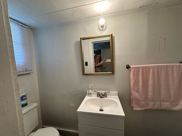111 Helen St, Dothan, AL 36301 - bathroom with toilet, vanity, and crown molding