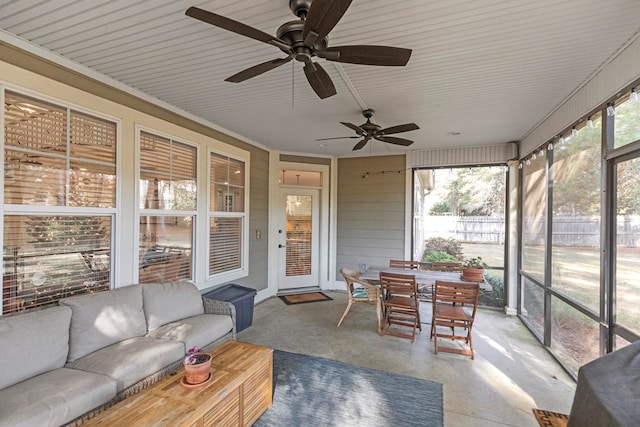 sunroom with ceiling fan