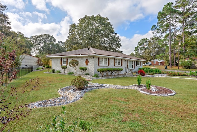 ranch-style house featuring a front yard