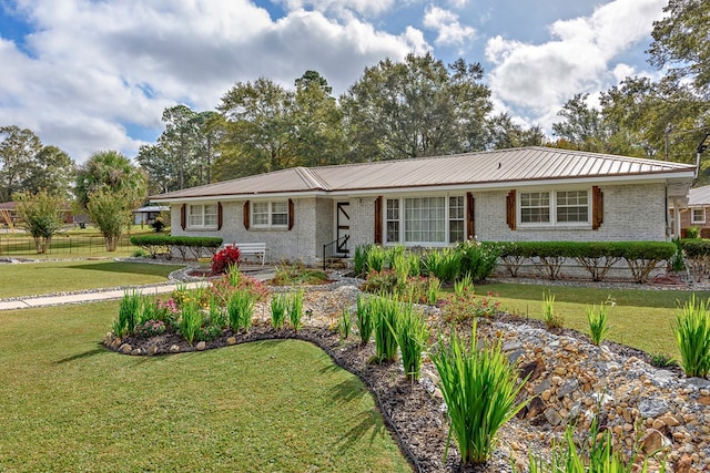 ranch-style home featuring a front lawn